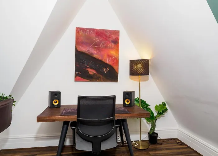 Pearl Chambers In Centre * Leeds (West Yorkshire)