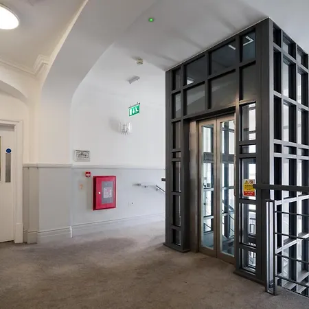 Pearl Chambers In Centre