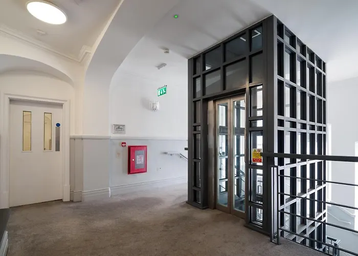 Pearl Chambers In Centre